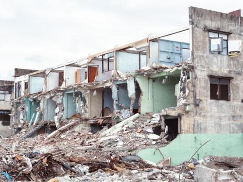 老房拆迁补偿律师-征收期间被告居住多年的房屋是违建怎么办