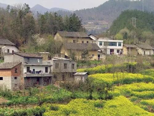 集体土地卖给非集体经济组织成员建房违法吗